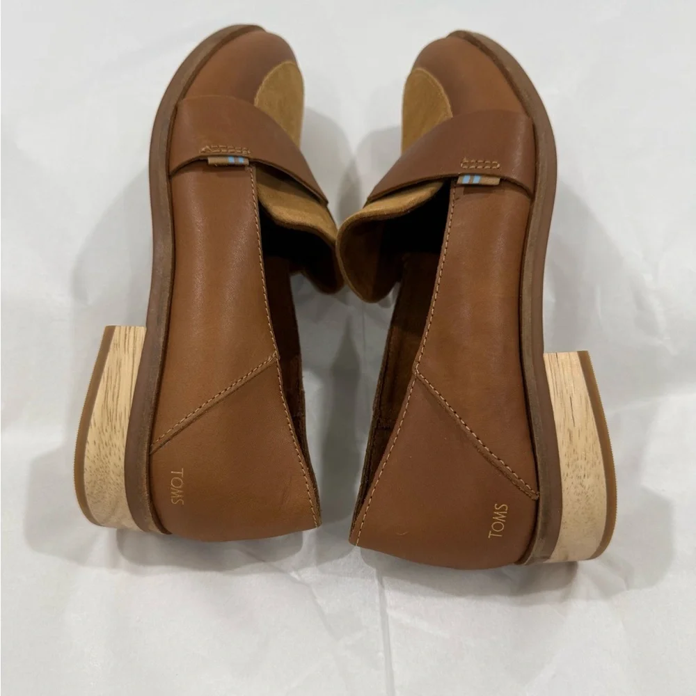 TOMS Womens Tan Loafers Size W6.5